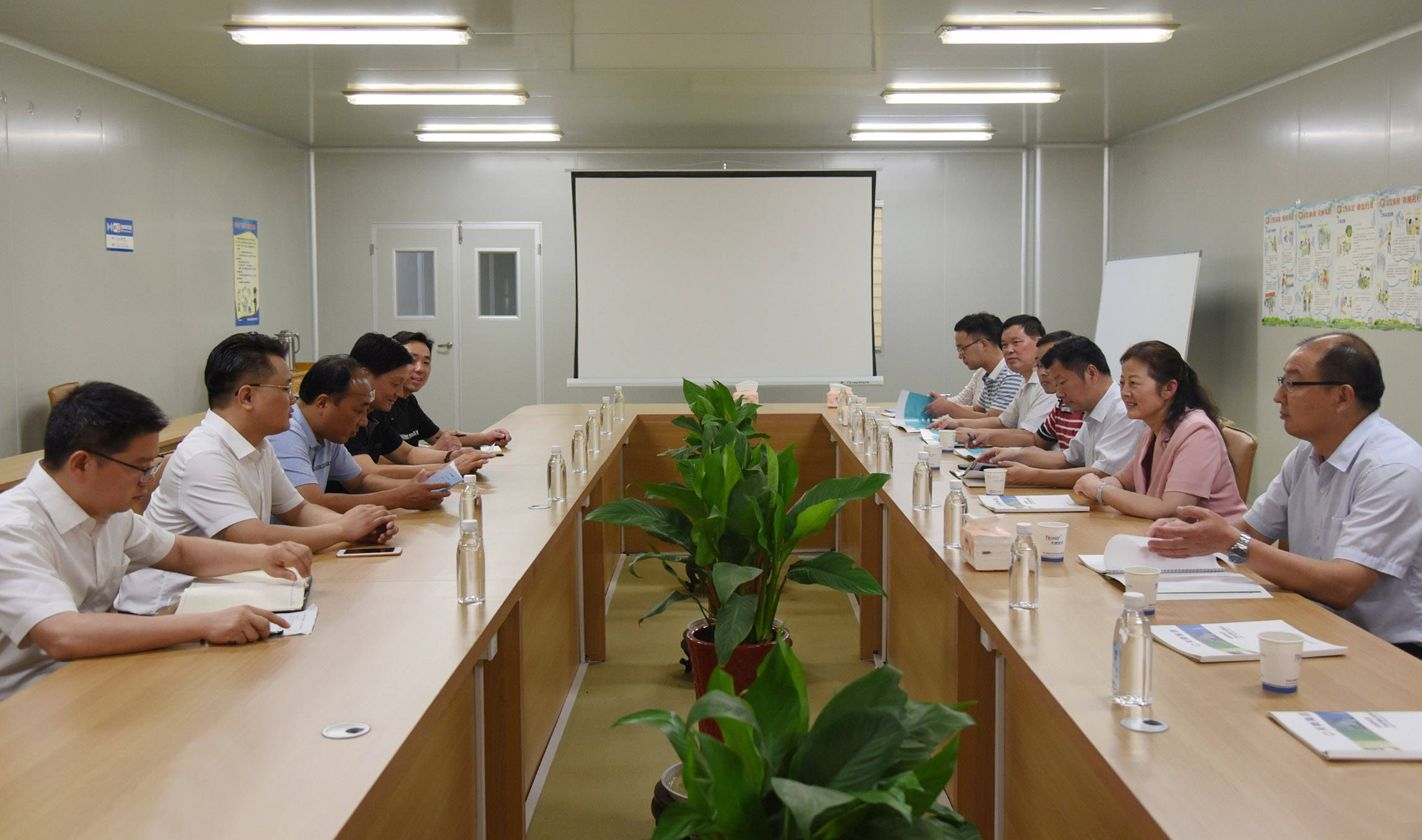 安徽省藥品監(jiān)督管理局局長吳麗華一行來安徽天康調研指導